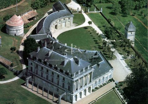 Remarquable château du XVIIIe classé aux Monuments Historiques !