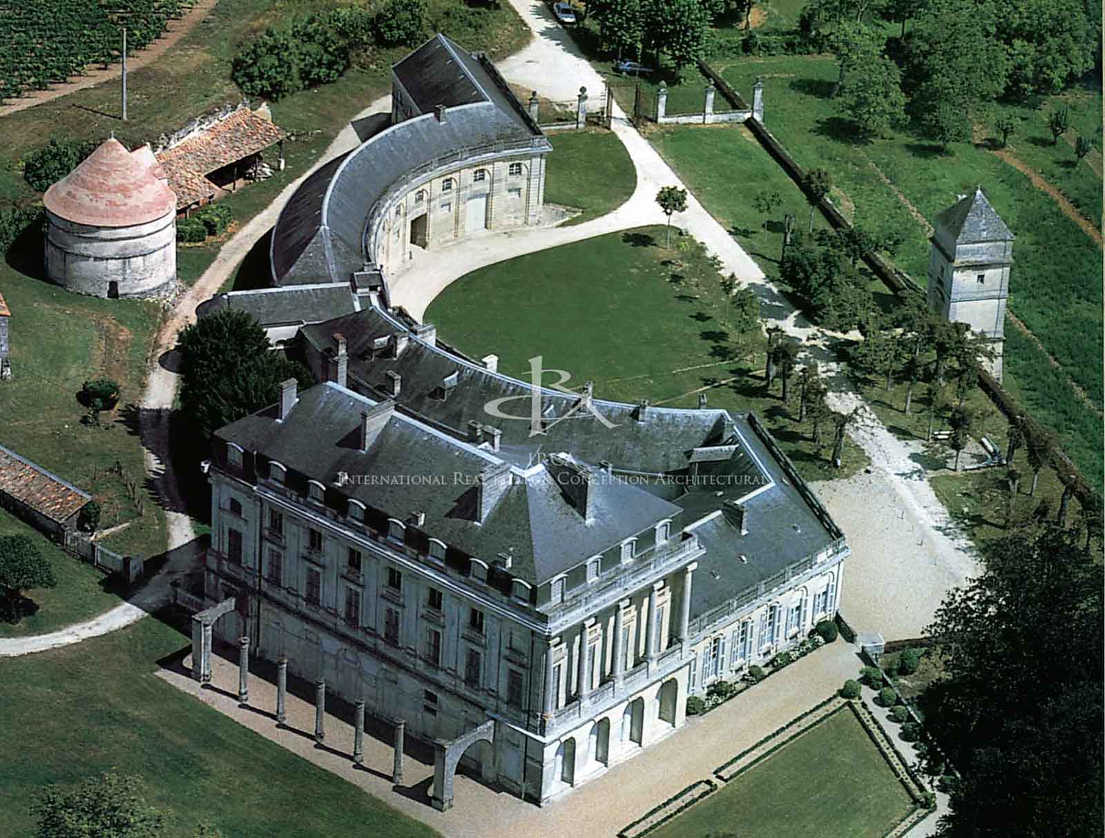 Remarquable château du XVIIIe classé aux Monuments Historiques !