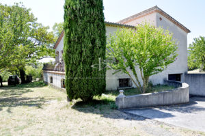 Villa avec studio et terrain de plus de 5000 m²