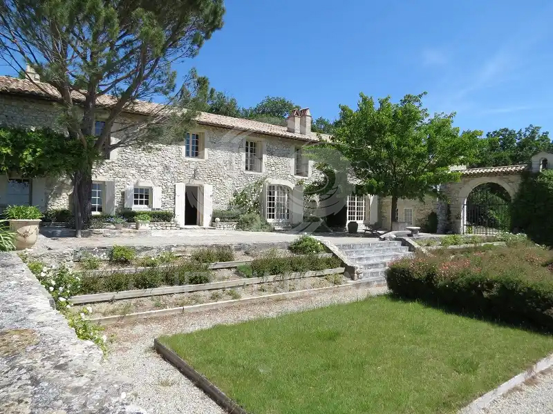 Domaine de 106 hectares en Drôme provençale