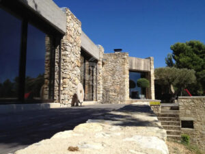 Maison d’architecte en pierre au cœur du Luberon